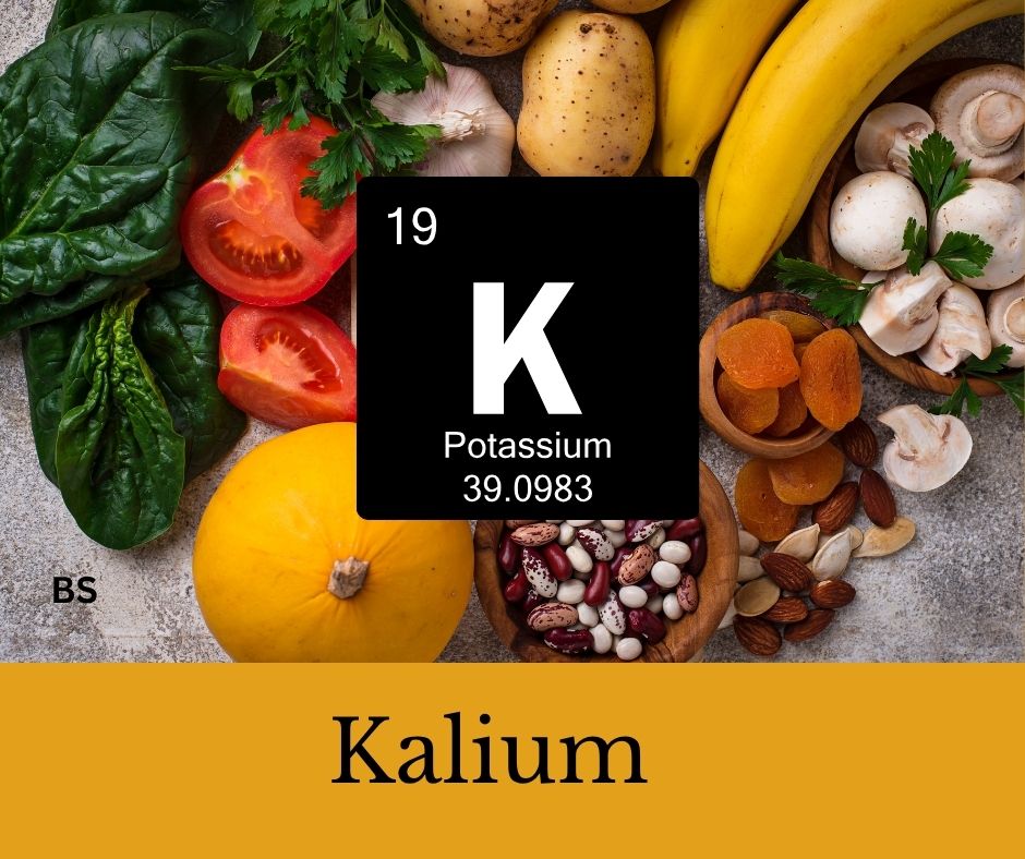 Kalium Potassium - Vital Supplements Kaliumreiche Lebensmitteln wie Banane Orange und Spinat. Schriftzug: Kalium