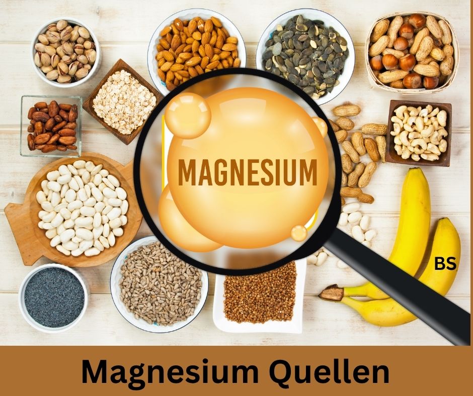 Magnesiumreiche Quellen wie Chiasamen, Erdnüsse, Bananen und Bohnen. Schriftzug: Magnesium Quellen.