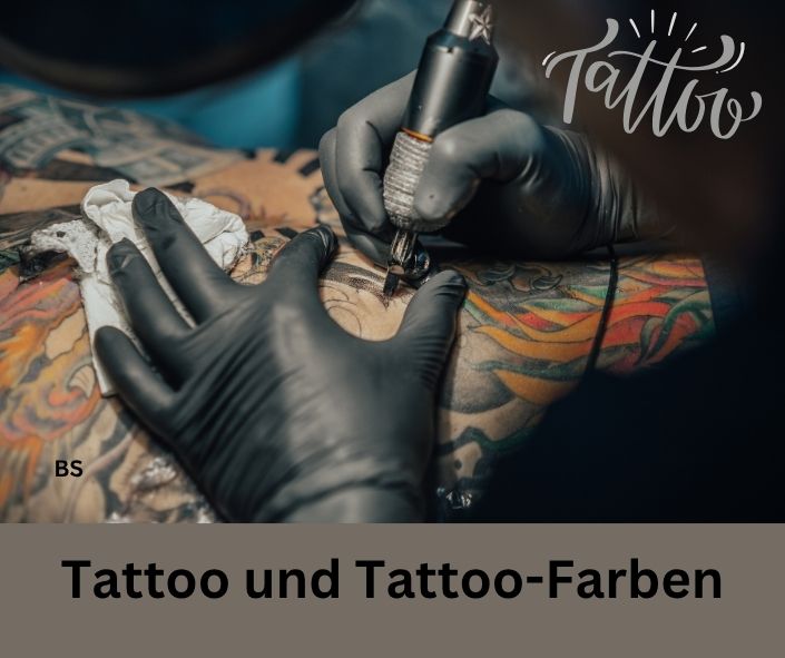 Tätowierer bei der Arbeit. Schriftzug: Tattoo 