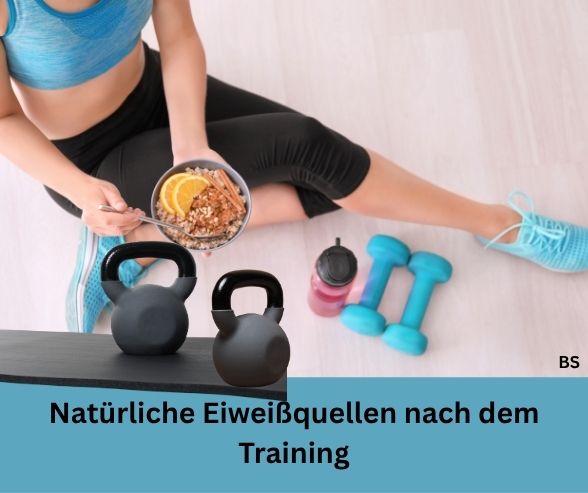 Frau in Trainingskleidung mit Eiweiß Bowl um Muskelaufbau und Fettabbau zu intensivieren. Schriftzug: Natürliche Eiweißquellen nach dem Training.