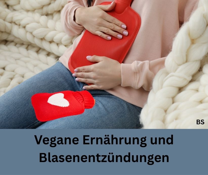 Frau mit Wärmeflasche. Schriftzug: Vegane Ernährung und Blasenentzündungen