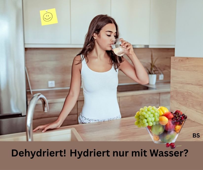 Junge Frau steht an der Spüle und trinkt wasser aus dem Wasserhahn. Eine Schale Obst steht neben der Spüle. Schriftzug: Dehydriert! Hydriert nur mit Wasser?