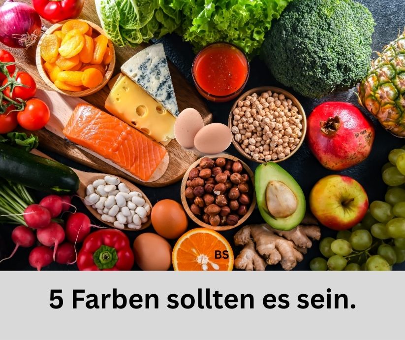 Viele Bunte Nahrungsmittel mit verschiedene Mikronährstoffe, von Obst bis Käse. Schriftzug: 5 Farben sollten es sein.