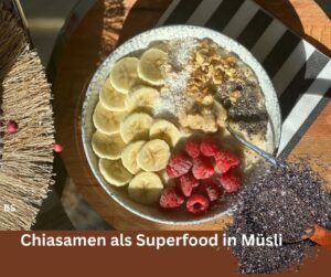 Müsli mit Obst, Nüsse und Chiasamen. Schriftzug: Chiasamen als Superfood in Müsli.